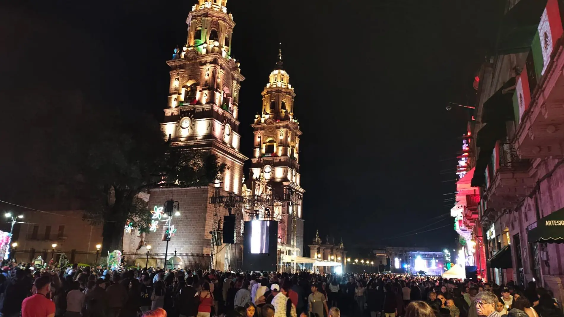 Personas esperando la ceremonia del Grito de Independencia en Morelia